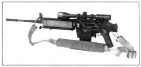 Снайперская винтовка «Галил» со сложенными для транспортировки прикладом и сошкой